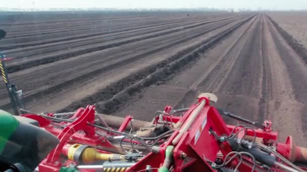 La máquina arada tierra — Vídeo de stock