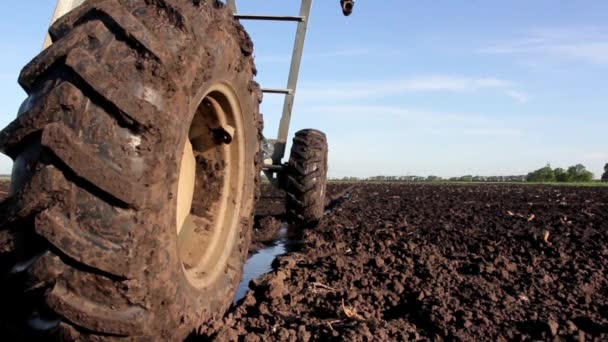 Ruedas sucias de pulverizador en el campo — Vídeo de stock