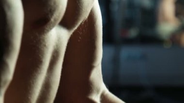 Vücut geliştirmeci bir bar ile egzersiz