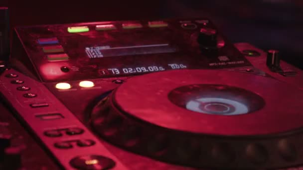 DJ mixer no clube noturno — Vídeo de Stock