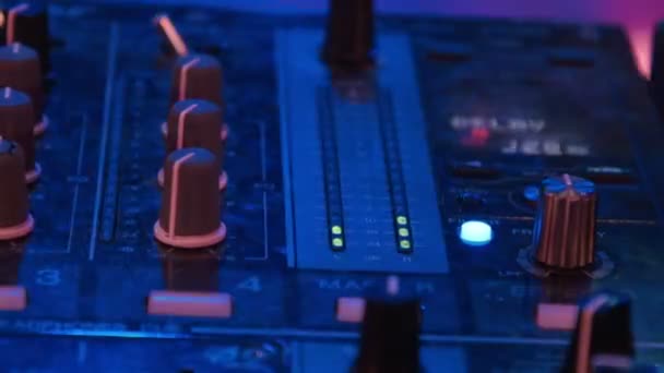 DJ Mixer im Nachtclub — Stockvideo