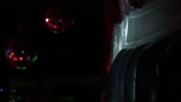 Canapé dans une discothèque, lumière clignotant 