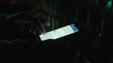 Gece kulübünde telefonunu kullanarak adam
