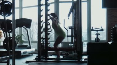 Kız bir spor salonunda egzersiz yapar