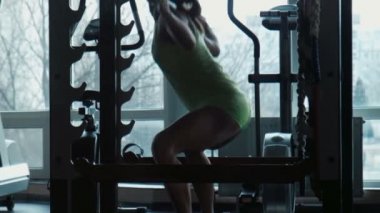 Kız bir spor salonunda egzersiz yapar