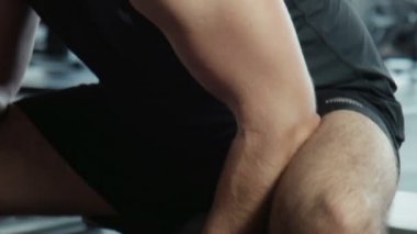 Vücut geliştirmeci bir pazı tatbikatların mu