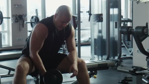 Le bodybuilder fait des exercices pour un biceps — Video