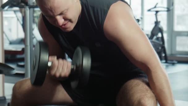 O fisiculturista faz exercícios para um bíceps — Vídeo de Stock