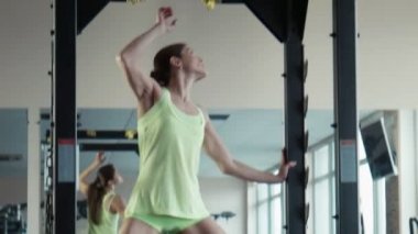 Yatay bir çubuk üzerinde yukarı çekerek kız