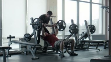 Vücut geliştirmeci bir bar ile egzersiz