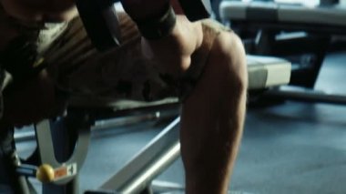 Vücut geliştirmeci dumbbells ile egzersiz