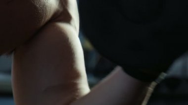 Vücut geliştirmeci dumbbells ile egzersiz