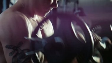 Vücut geliştirmeci bir bar ile egzersiz