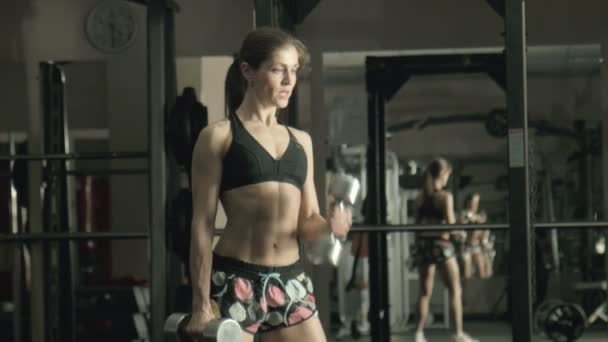 Женщина занимается фитнесом в спортзале — стоковое видео