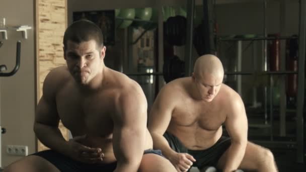 Två män tränar i gym — Stockvideo