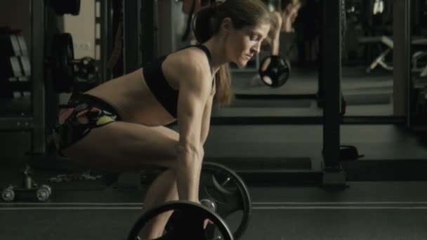 The woman the weightlifter lifts a bar — Stock Video