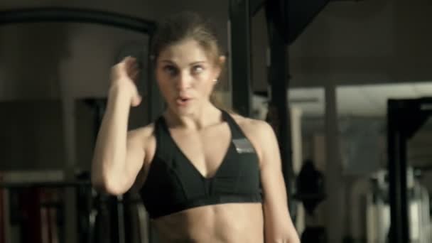 La femme est engagée dans la forme physique dans la salle de gym — Video