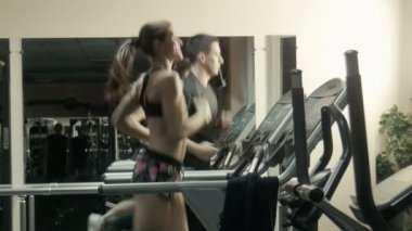 Erkek ve kadın üzerinde bir yarış pisti