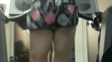 Erkek ve kadın üzerinde bir yarış pisti