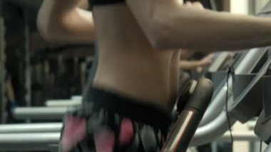 Erkek ve kadın üzerinde bir yarış pisti