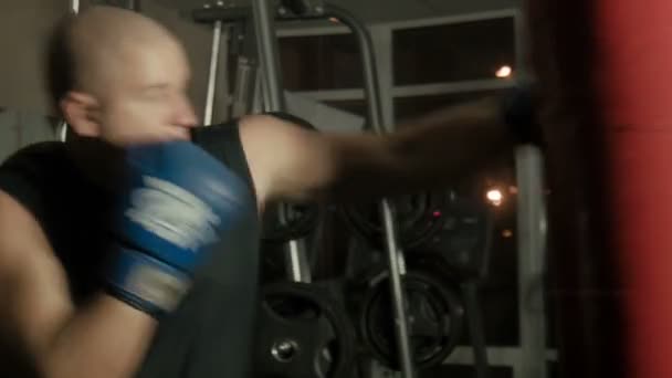 Он занимается боксом. — стоковое видео