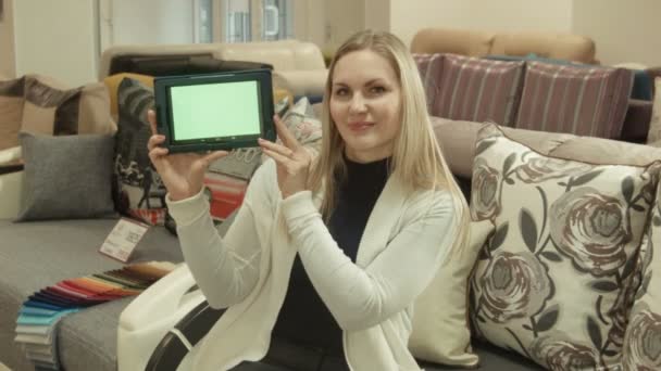 Vendedor muestra touchpad con pantalla verde en la cámara en la tienda de muebles — Vídeos de Stock
