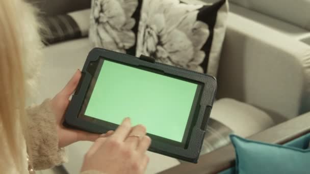 La femme choisit des meubles avec pavé tactile 