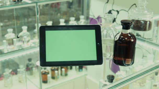 Tablette mit grünem Bildschirm auf einem Schaufenster im Parfümgeschäft — Stockvideo