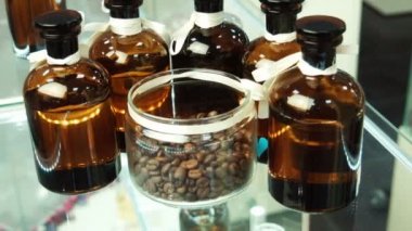 Parfüm ve kahve gösterisi penceresinde küçük şişeler