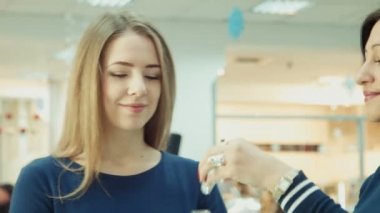 Kız parfüm alışveriş merkezinde seçer.