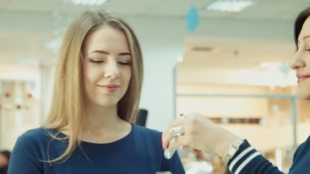 Mädchen wählt Parfüm in Einkaufszentrum — Stockvideo