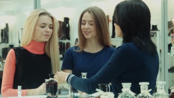 Kızlar alışveriş merkezinde parfüm seçer — Stok video
