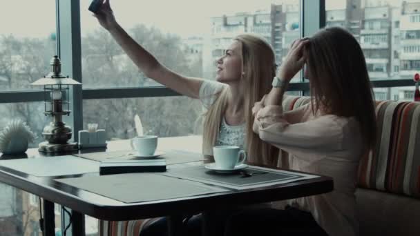 Dos amigas hacen selfie en la cafetería — Vídeos de Stock