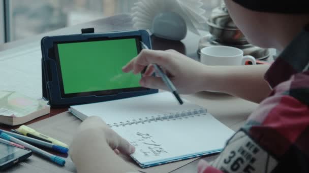 El freelancer trabaja en la cafetería usando touchpad con pantalla verde — Vídeos de Stock