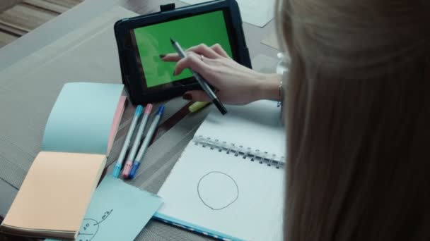 La chica freelancer trabaja en la cafetería usando touchpad con pantalla verde — Vídeos de Stock