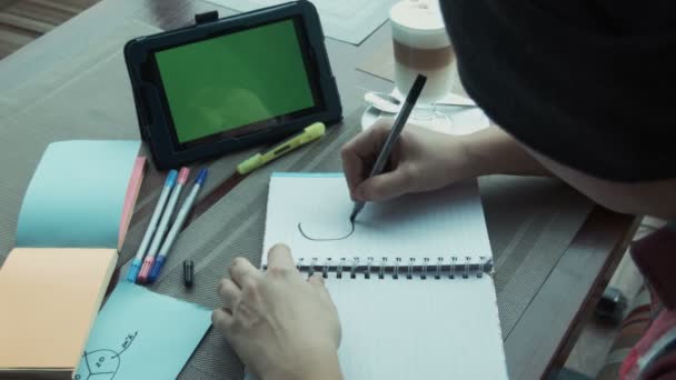 El freelancer trabaja en la cafetería usando touchpad con pantalla verde — Vídeos de Stock