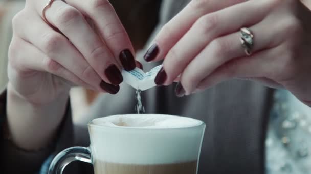 A menina enche o açúcar no café e mexe — Vídeo de Stock