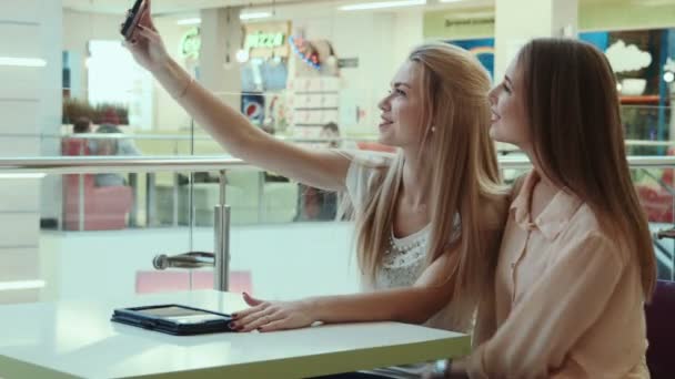 Meninas fazem a selfie no centro comercial de entretenimento — Vídeo de Stock