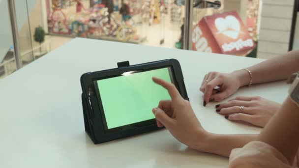 Dos chicas muestran la tableta con la pantalla verde — Vídeo de stock