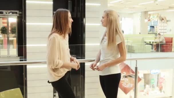 Zeitraffer, Mädchen reden in Einkaufszentrum — Stockvideo