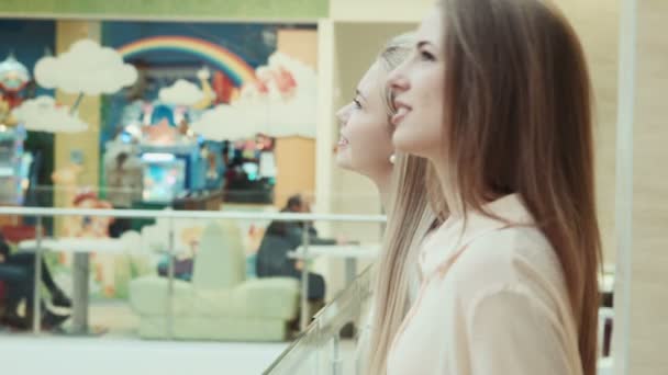 Meninas caminham no shopping, centro de entretenimento — Vídeo de Stock