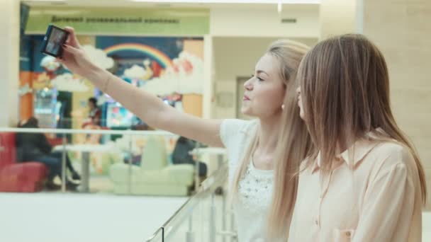 女孩做娱乐购物中心的中心地带自拍照 — 图库视频影像