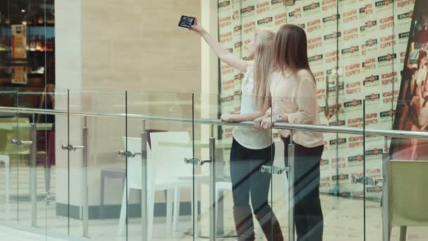 Meninas fazem a selfie no centro comercial de entretenimento — Vídeo de Stock