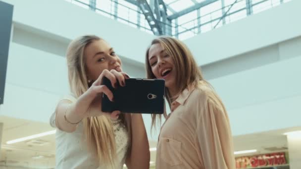 Girls do the selfie in entertainment shopping center — Stock Video