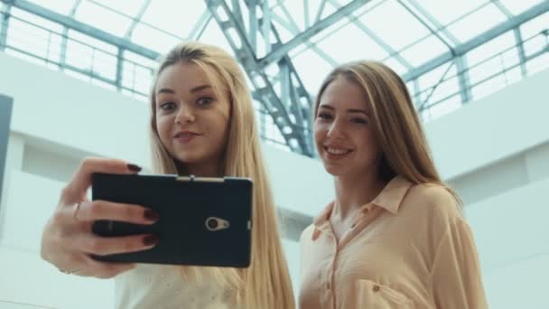 Las niñas hacen el selfie en el centro comercial de entretenimiento — Vídeos de Stock