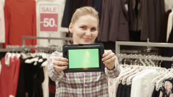 De verkoper aantoont de tablet met het groene scherm in winkelcentrum — Stockvideo