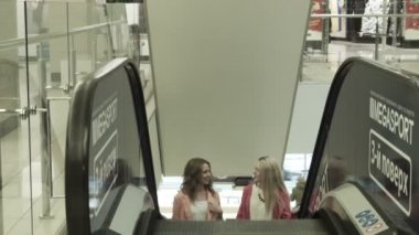 Yürüyen iki Kız yükselişte