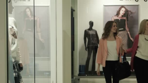 Deux filles regardent une vitrine du magasin — Video