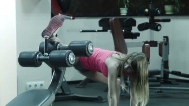 Kızın vücut germe için fitness egzersiz yaptığı