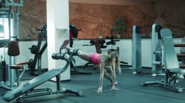 Kızın vücut germe için fitness egzersiz yaptığı